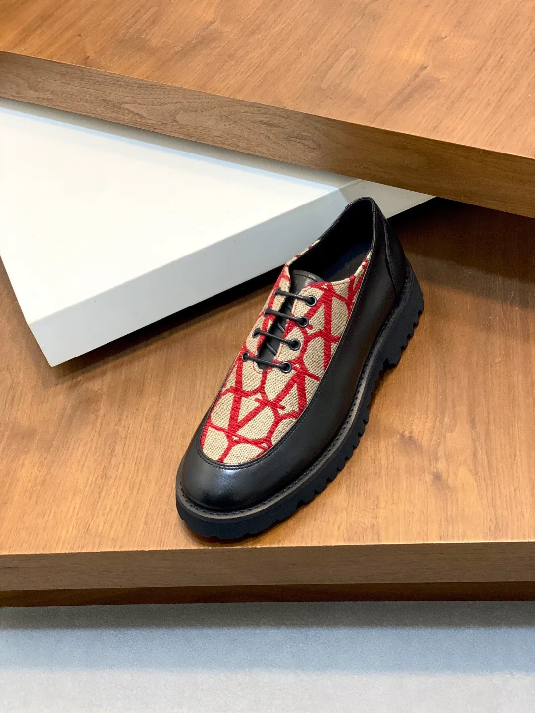 Men's shoes 💰740 VALENTINO Valentino's new men's fashionable casual leather shoes. These leather shoes are made of imported cowhide leather uppers, dyed calfskin lining and calfskin insoles. The upper foot is soft, comfortable and breathable. Comes with complete packaging in the original box! Visible details and quality. Size: 39-44 (customized at 38.45.46)